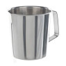 BECHER EN ACIER INOX FORME CYLINDRIQUE AVEC BEC VERSEUR, GRADUATIONS ET POIGNEE