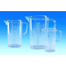 BECHER EN SAN TRANSPARENT AVEC POIGNEE, GRADUATIONS EN RELIEF ET BEC VERSEUR