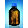 FLACON CARRE EN VERRE BRUN SODOCALCIQUE REVETU PLASTIQUE COL A VIS GL 32 AVEC BOUCHON 250 ML