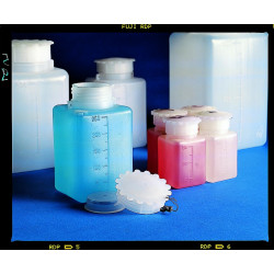 FLACON GRADUE RECTANGULAIRE EN POLYETHYLENE A COL LARGE 25 ml