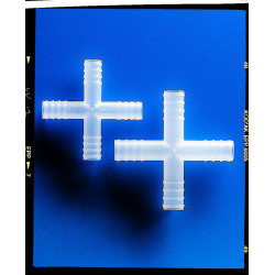 RACCORD CANNELE 4 VOIES EN POLYPROPYLENE POUR TUYAU DIAMETRE 4 - 5 mm