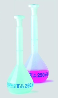 FIOLE JAUGEE EN POLYPROPYLENE ISOLAB 500 ml, COL RODE 19/26 CLASSE B AVEC BOUCHON